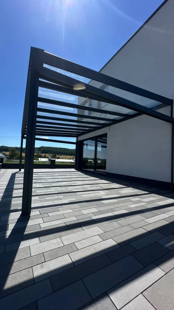 Freistehende Terrassenüberdachung aus Aluminium mit Glasdach – Projekt von Solny