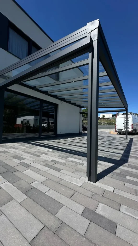 Aluminium-Terrassendach mit Glasdach an der Hausecke