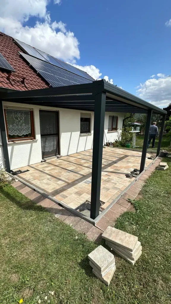 Aluminium-Terrassendach mit Glasdach mit Blick über die Rasenfläche – Projekt von Solny