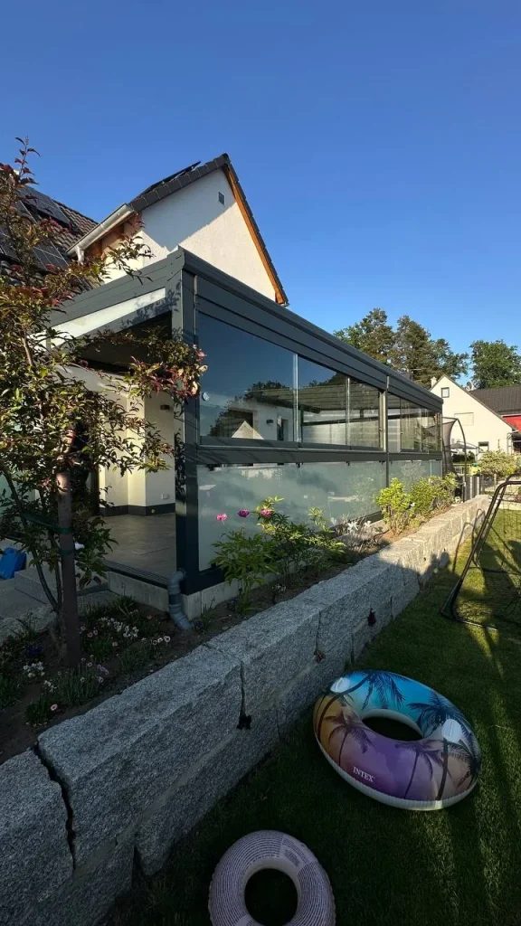 Aluminium-Terrassendach mit Glasdach und Seitenelementen im Garten – Projekt von Solny