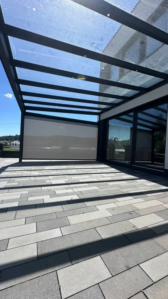 Aluminium-Terrassendach mit Glasdach und seitlichem Sonnenschutz