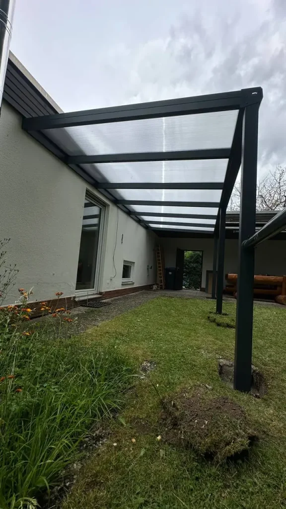 Aluminium-Terrassendach an der Hausecke mit Blumenbeet – Projekt von Solny
