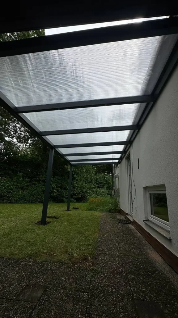 Innenansicht der Terrassenüberdachung mit LED-Beleuchtung im Dach