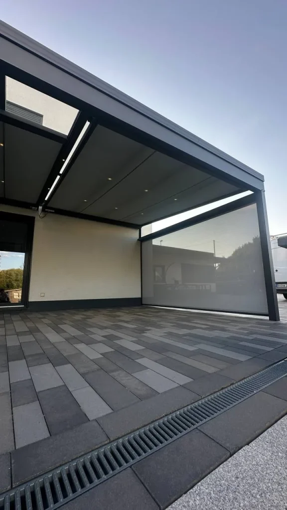 Aluminium-Terrassendach mit ausgefahrenem Sonnenschutz und LED-Lichtleiste