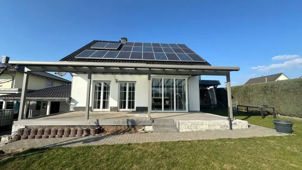 Terrassenüberdachung aus Aluminium in Anthrazit an einem Haus mit Photovoltaikanlage – Projekt von Solny