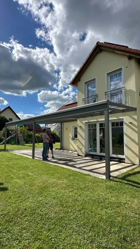 Terrassenüberdachung aus Aluminium an einem Einfamilienhaus während der Montage
