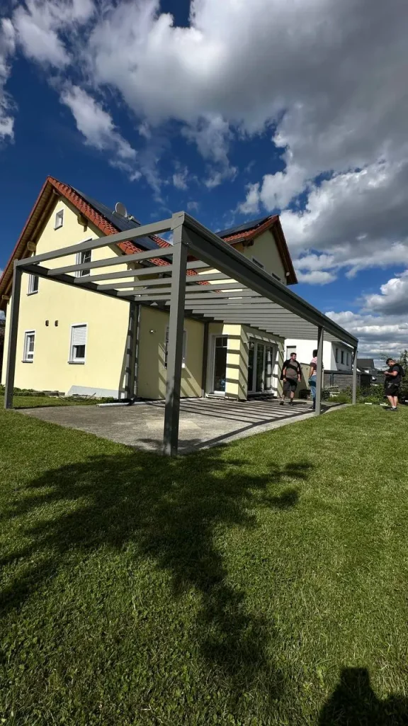 Terrassenüberdachung aus Aluminium im Bau an einem Einfamilienhaus – Projekt von Solny