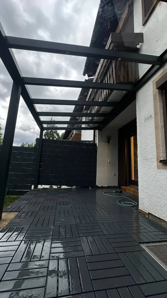 Terrassenüberdachung aus Aluminium mit Glasdach, Blick nach oben