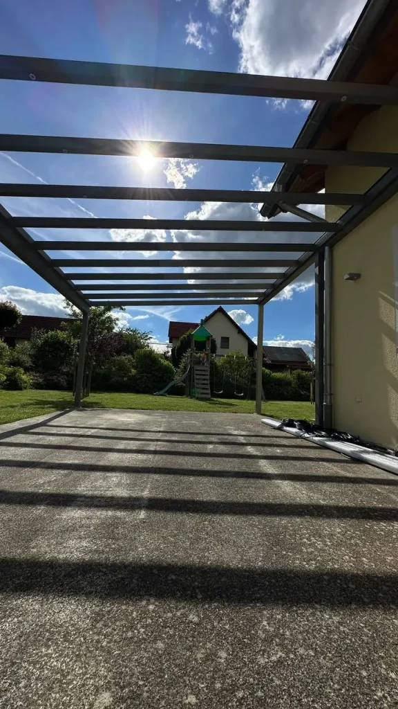 Blick unter die Terrassenüberdachung mit Glasdach im Gegenlicht