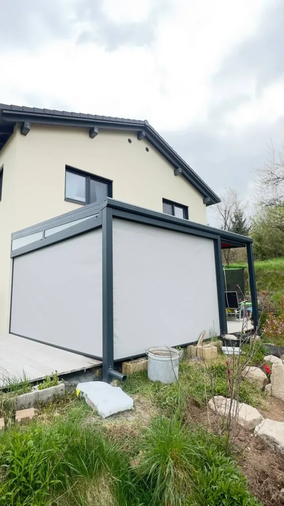 Terrassenüberdachung mit heruntergelassenen Seitenscreens