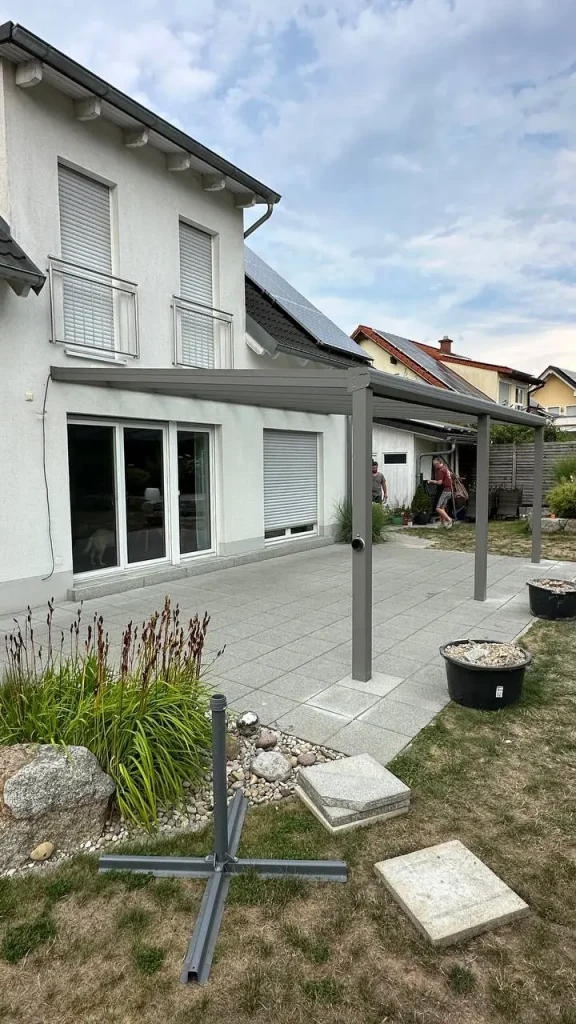 Terrassenüberdachung in Montage, Detail der Pfostenbefestigung