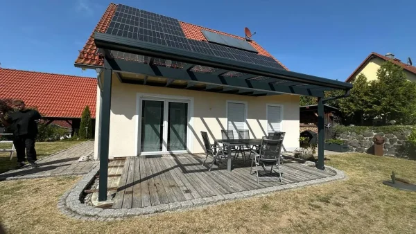 Terrassenüberdachung am Einfamilienhaus mit Sitzgruppe auf der Terrasse