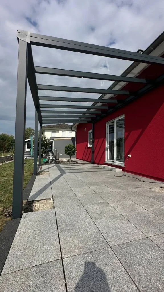 Terrassenüberdachung mit Glasdach an einem verputzten Haus – Projekt von Solny