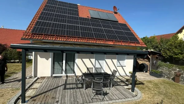 Terrassenüberdachung mit Glasdach über einer Holzterrasse