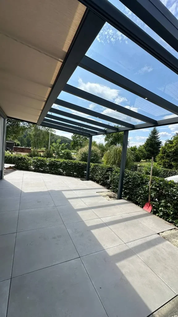 Terrassenüberdachung: Detailansicht der Dachkante mit Sonnenschutzbehang