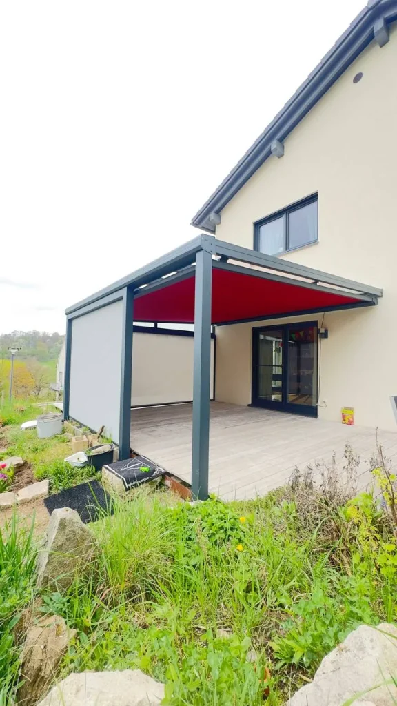 Terrassenüberdachung mit Sonnenschutz und seitlichen Screens – Projekt von Solny