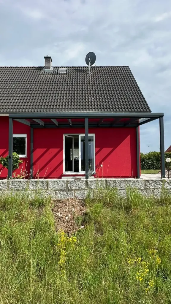Einfamilienhaus mit seitlich montierter Terrassenüberdachung