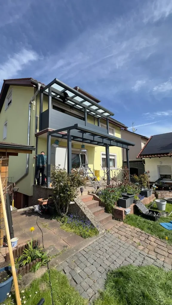 Terrassenüberdachung aus Aluminium in Montage an einem Einfamilienhaus – Projekt von Solny