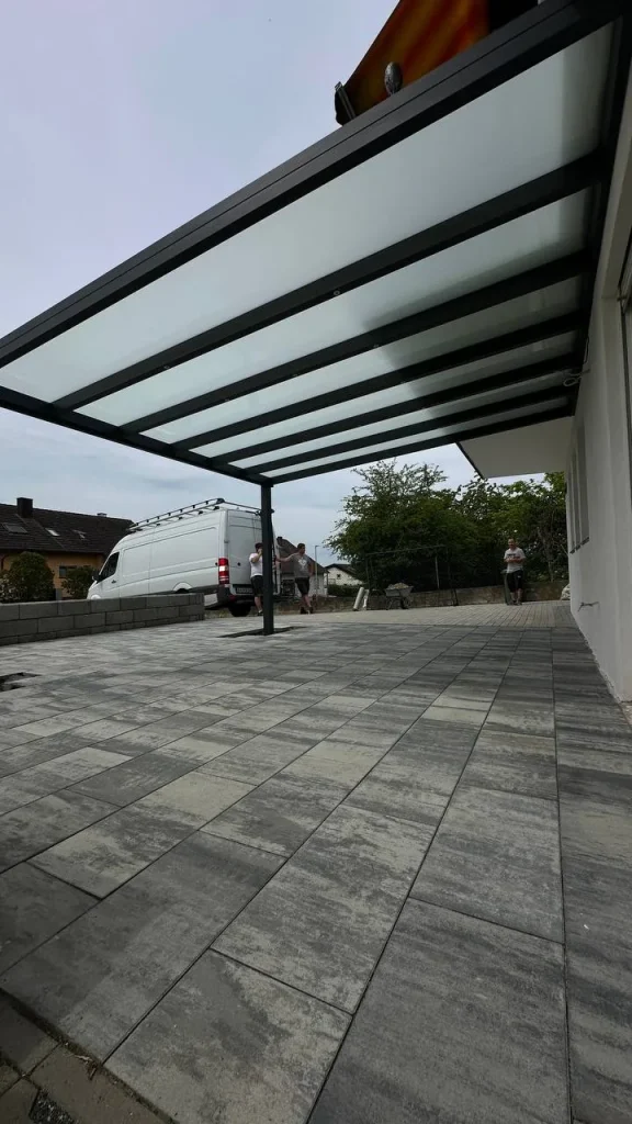 Terrassenüberdachung aus Aluminium mit Glasdach, Blick auf die Einfahrt