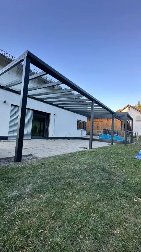 Terrassenüberdachung aus Aluminium mit Glasdach an der Hausseite – Projekt von Solny
