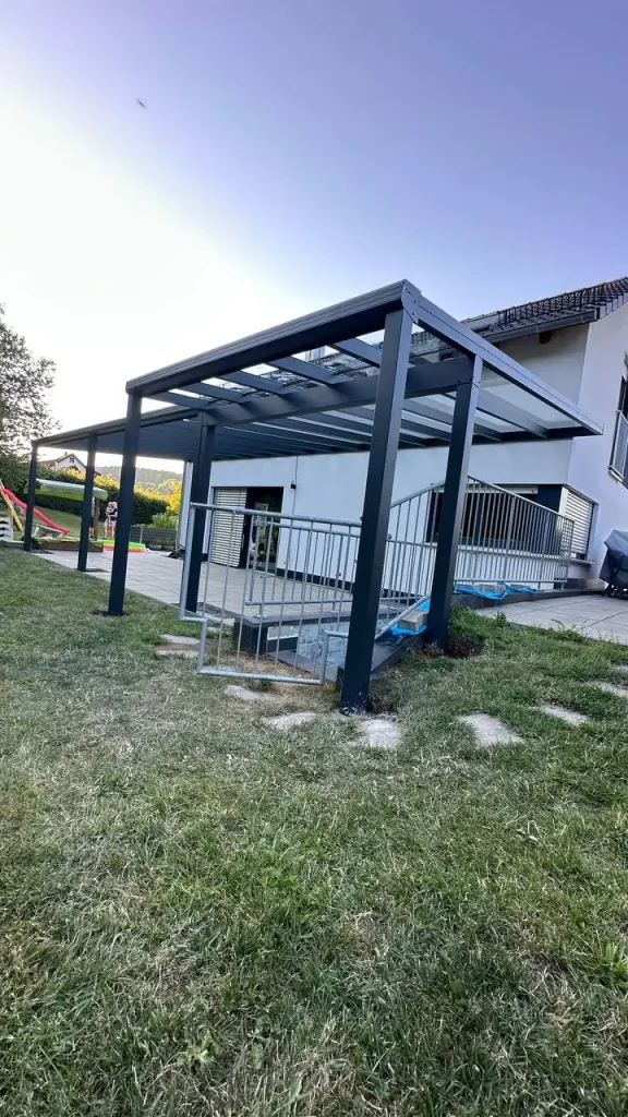 Terrassenüberdachung aus Aluminium mit Glasdach während der Montage