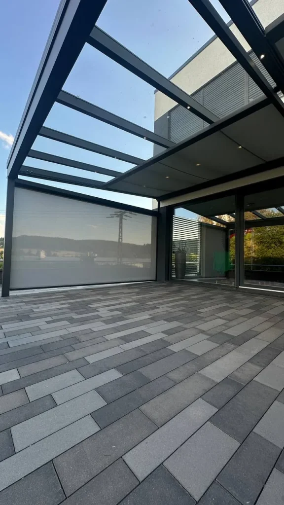 Terrassenüberdachung aus Aluminium mit LED-Beleuchtung und seitlichem Sichtschutzelement – Projekt von Solny