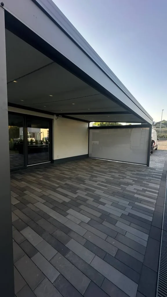 Terrassenüberdachung aus Aluminium mit geschlossenen Seitenelementen, Blick auf die Terrasse