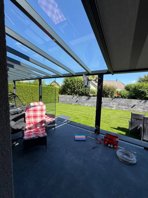Blick unter den Sonnenschutz der Terrassenüberdachung