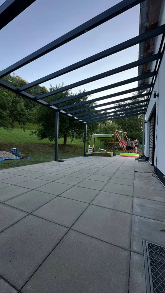 Blick unter die Terrassenüberdachung in den Garten