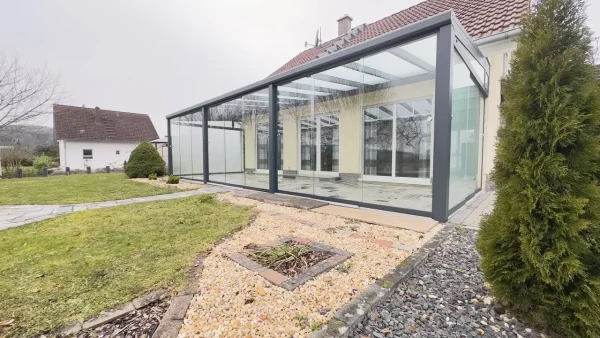 Verglaste Terrasse / Kaltwintergarten mit Glasverkleidung an zwei Seiten