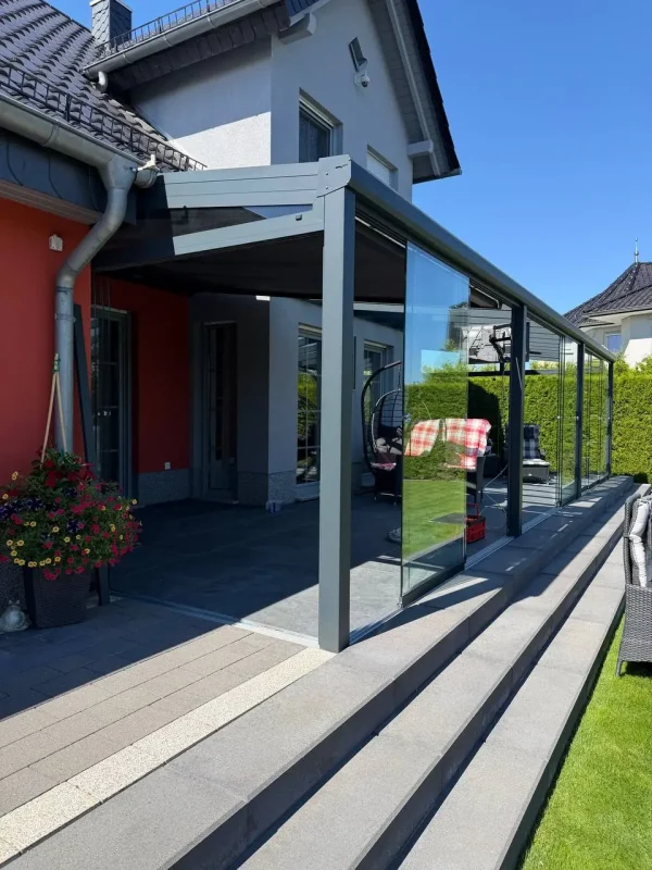 Verglaste Terrasse / Kaltwintergarten mit Glas-Schiebewand auf der überdachten Terrasse
