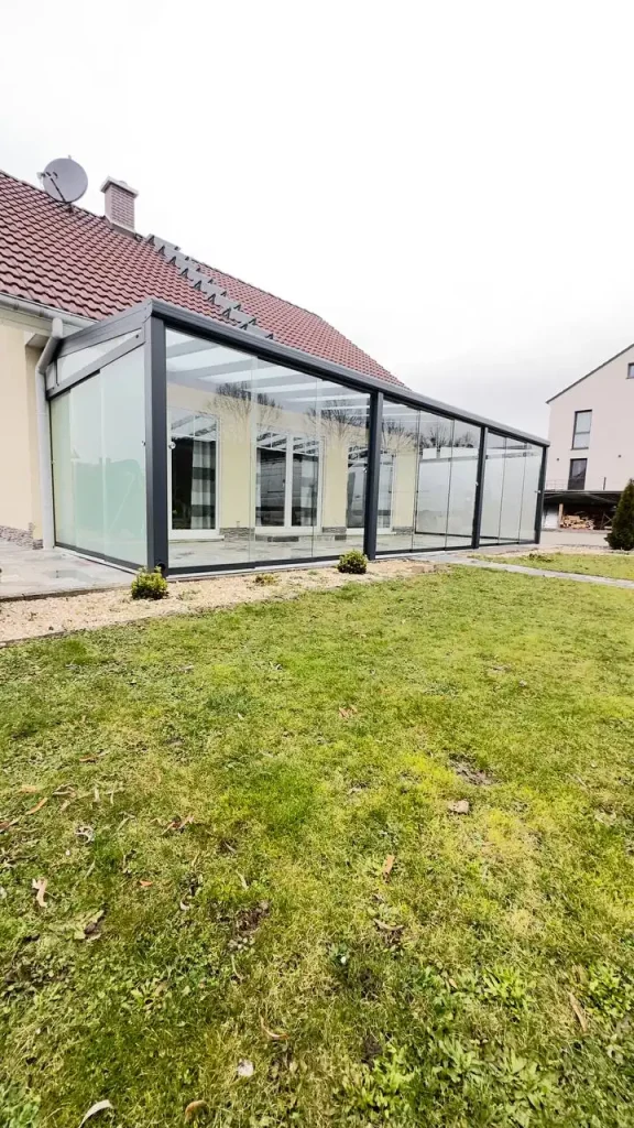 Verglaste Terrasse / Kaltwintergarten mit Glas-Schiebeelementen entlang der Terrasse