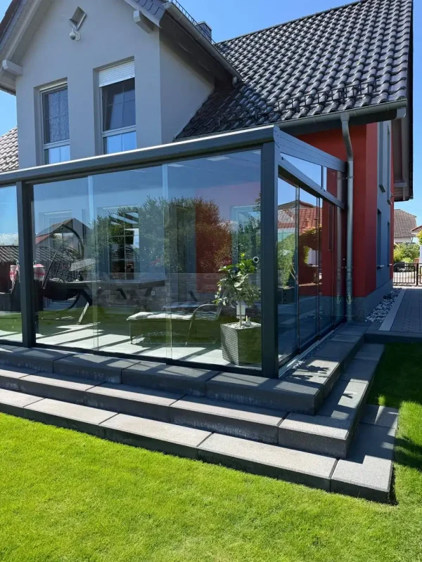 Verglaste Terrasse / Kaltwintergarten mit Glasseitenwänden und Glasdach am Einfamilienhaus