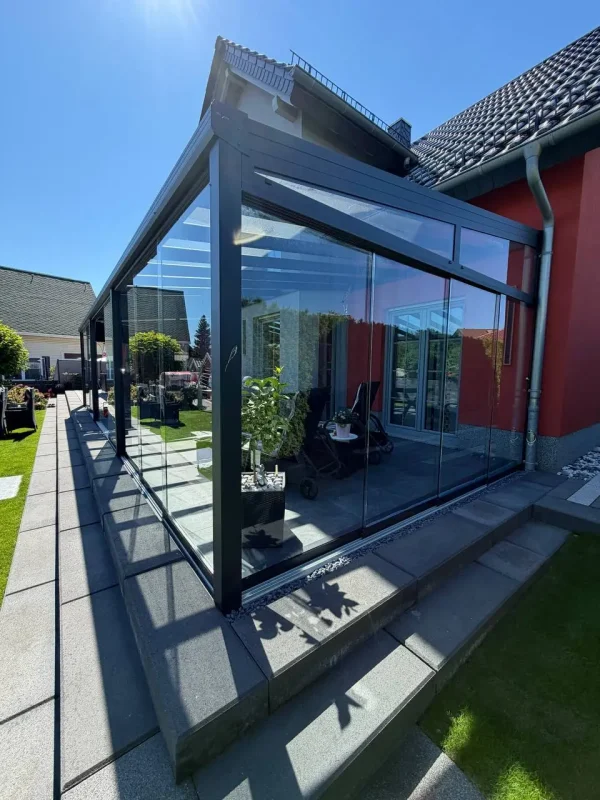 Verglaste Terrasse / Kaltwintergarten mit Glaswänden und Glasdach am Wohnhaus