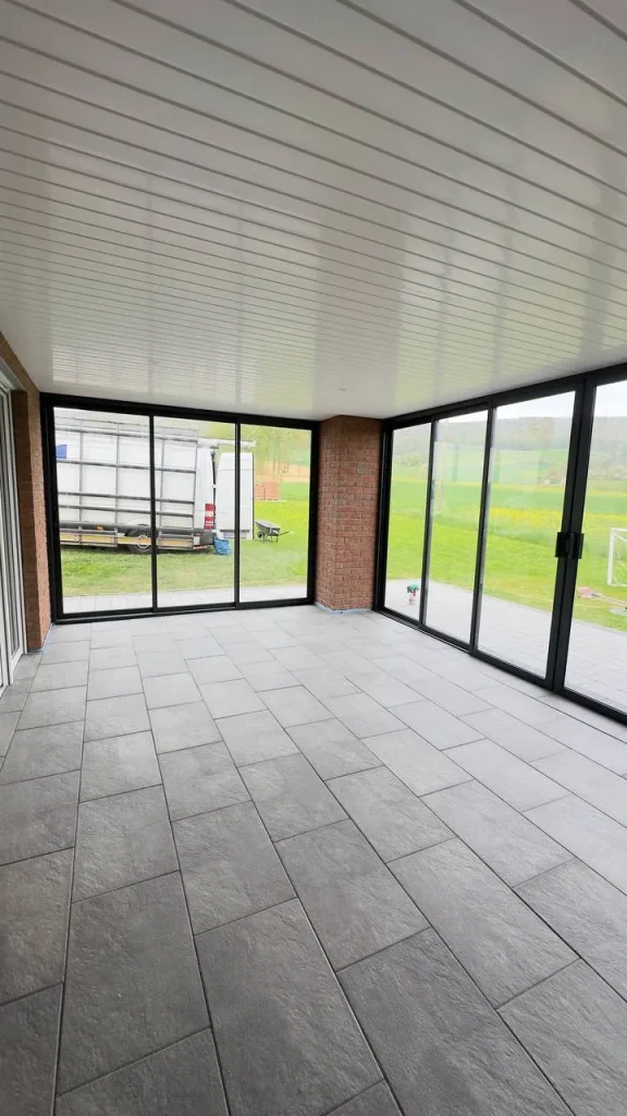 Innenansicht eines Kaltwintergartens mit heller Deckenverkleidung – Projekt von Solny