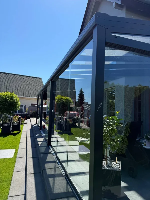 Verglaste Terrasse / Kaltwintergarten mit Glaswänden und Schiebeelement