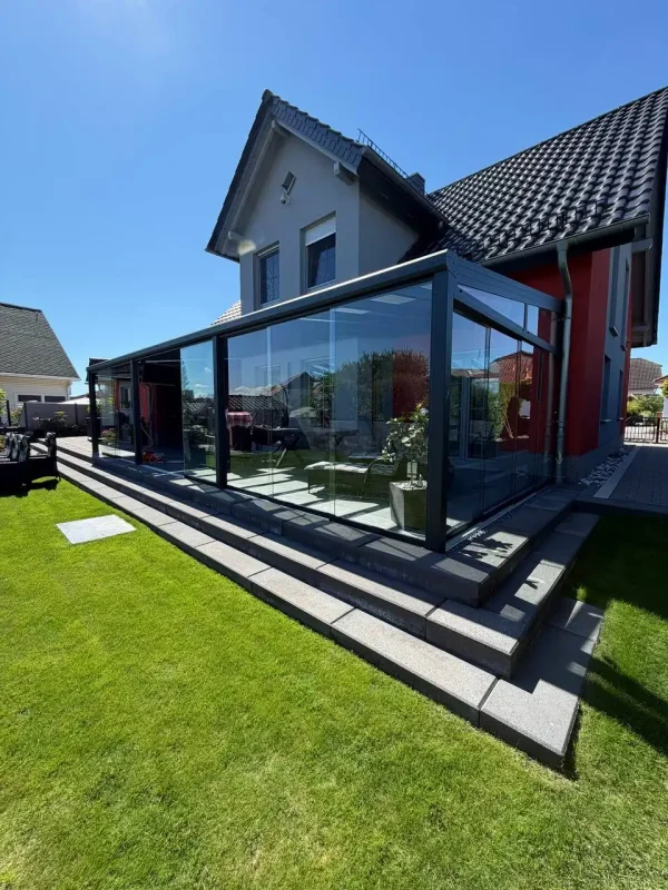 Wohnhaus mit angebautem Kaltwintergarten aus Glas